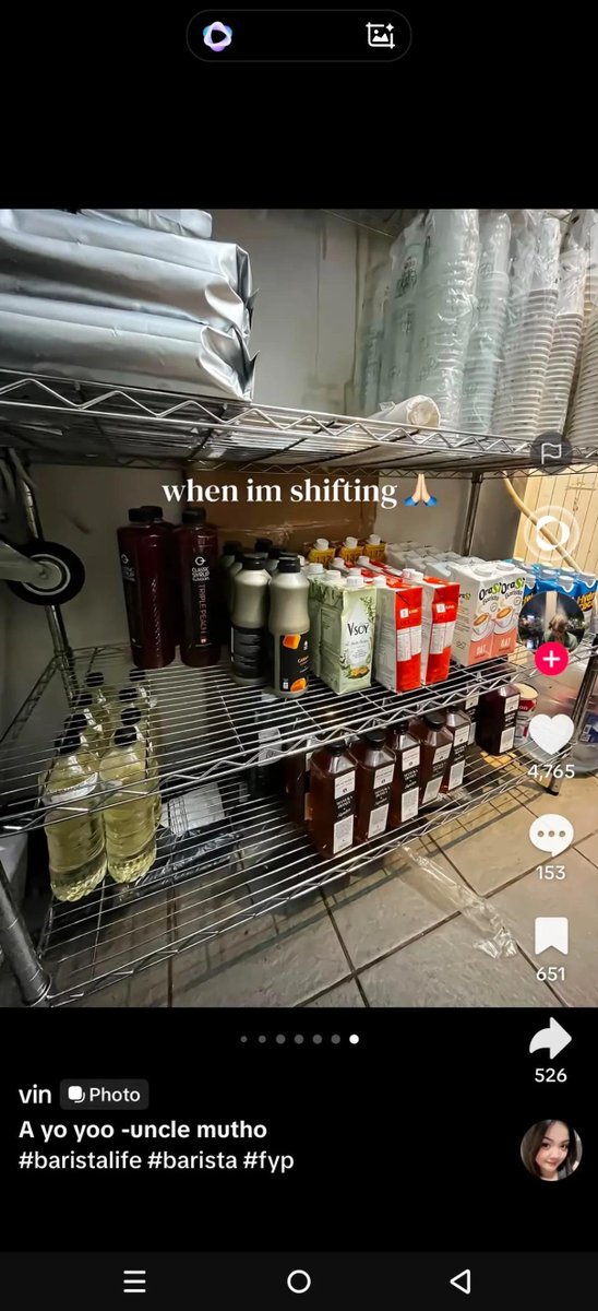sukmaomar's tweet photo. Barista fore ngespill bahan yang di pakai. 
Banyak juga macem2 sirup, susu , hydro coco dll. 
.
Apakah ini bisa dibilang rahasia dapur fore?
.
Hmmmmm menurut gua GAK JUGA SIH YA, karena setiap barista dan mesin kopinya terutama, tentunya akan berbeda hasil PADA RASA saat di minum https://t.co/5stYpXejl9