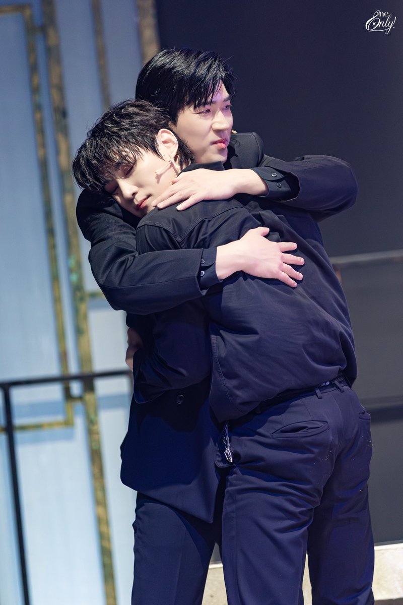 OneAndOnly_pic's tweet photo. 260605 뮤지컬 #비스티 [커튼콜]
김주노｜#정민 배우님
강민혁｜#반정모 배우님

사랑이 많은 형님과 형아 죠아 민혁 https://t.co/lPyoyjRM3H