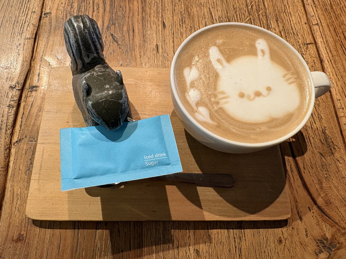 oldEFoodie's tweet photo. 小生、絵本の世界に迷い込んだかと錯覚した。目の前に現れたのは、飲むのが躊躇われるほど愛らしい、うさぎのラテアート。香ばしい3種の焼き立てパンは噛むほどに小麦の甘みが広がり、濃厚なドレッシングの新鮮サラダ、旨味が染みたスープとの相性も抜群。至福の朝、ごちそうさまでした。
 #カフェ巡り https://t.co/9oAPol0C95