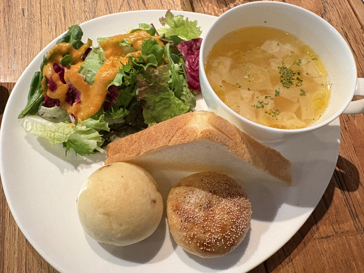 oldEFoodie's tweet photo. 小生、絵本の世界に迷い込んだかと錯覚した。目の前に現れたのは、飲むのが躊躇われるほど愛らしい、うさぎのラテアート。香ばしい3種の焼き立てパンは噛むほどに小麦の甘みが広がり、濃厚なドレッシングの新鮮サラダ、旨味が染みたスープとの相性も抜群。至福の朝、ごちそうさまでした。
 #カフェ巡り https://t.co/9oAPol0C95
