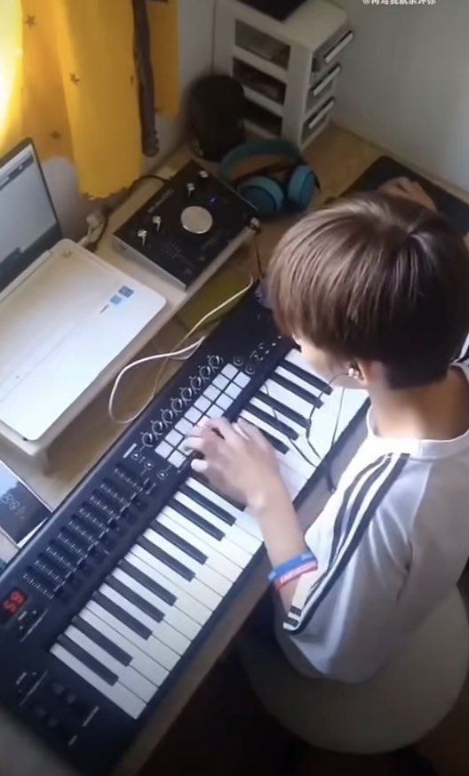 puppyniel's tweet photo. 니엘이의 ‘ 나만의 스트레스 해소법 ’
음악 만드는 것을 좋아하는데 그때의 기분을 
음악을 만드면서 표현 하는 것이고
스트레스도 풀리고 행복해서 항상 음악 만드는 것을 좋아한다고 했었는데 
어렸을 때 기타를 너무 좋아해서 기타 전문 학원도 다녔었는데 그곳에 니엘이만 어린이고 모두가 어른이셨다고 함 ㅜ 
친구들이랑 음악 만들기도 좋아했어서 옛된 모습으로 작업하며 호기심 보이는 니엘이 사진 난 참 좋아해..