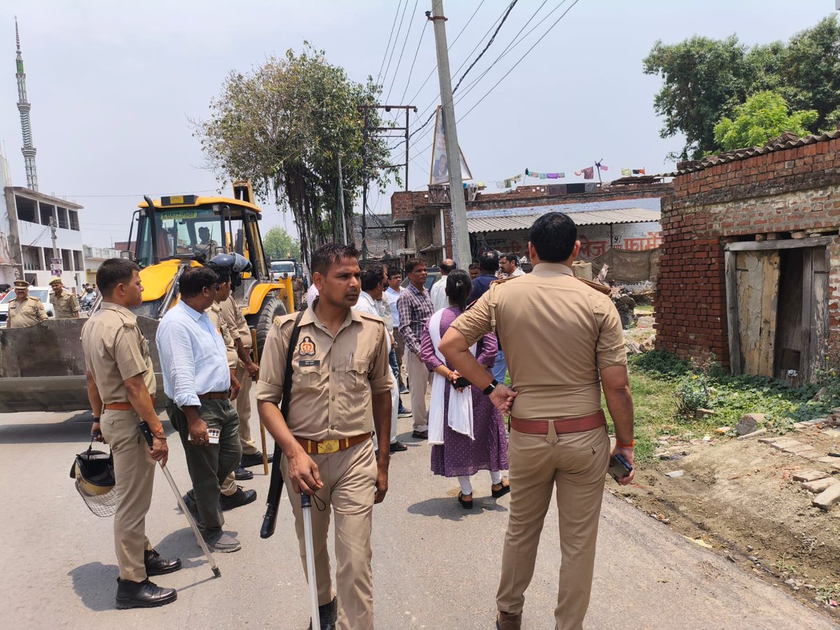 livetvexpress's tweet photo. बाराबंकी

कुर्सी थाना क्षेत्र के अनवारी में सरकारी तालाब, सड़क की जमीन पर अवैध कब्जे पर चला बुलडोजर,अवैध कब्जा कर बनाए गए मकानों को ध्वस्त किया,प्रशासनिक अधिकारियों की मौजूदगी में कार्रवाई,राजस्व, पुलिस, प्रशासन की संयुक्त टीम तैनात...@DM_Barabanki https://t.co/TGNFAuPx5u
