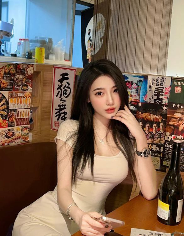 DonToine08's tweet photo. 👉助理@francieleroman2

久久联妹子白嫖勿扰

#浙江

宁波

要一个黄昏，满是风，和正在落下的夕阳，远处可见袅袅升起的炊烟。

宁波市海曙区西门口广场 https://t.co/JT1d0GV0Pt