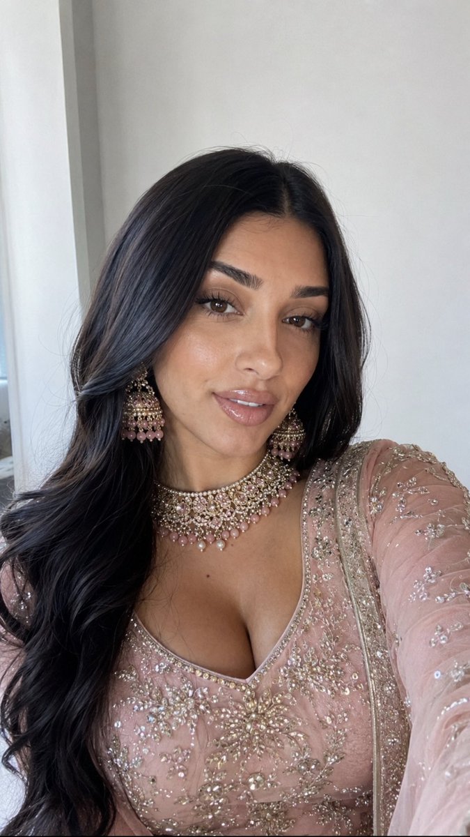realmiznakhan's tweet photo. Oh to be desi 🤌 https://t.co/xmpgg7inXX