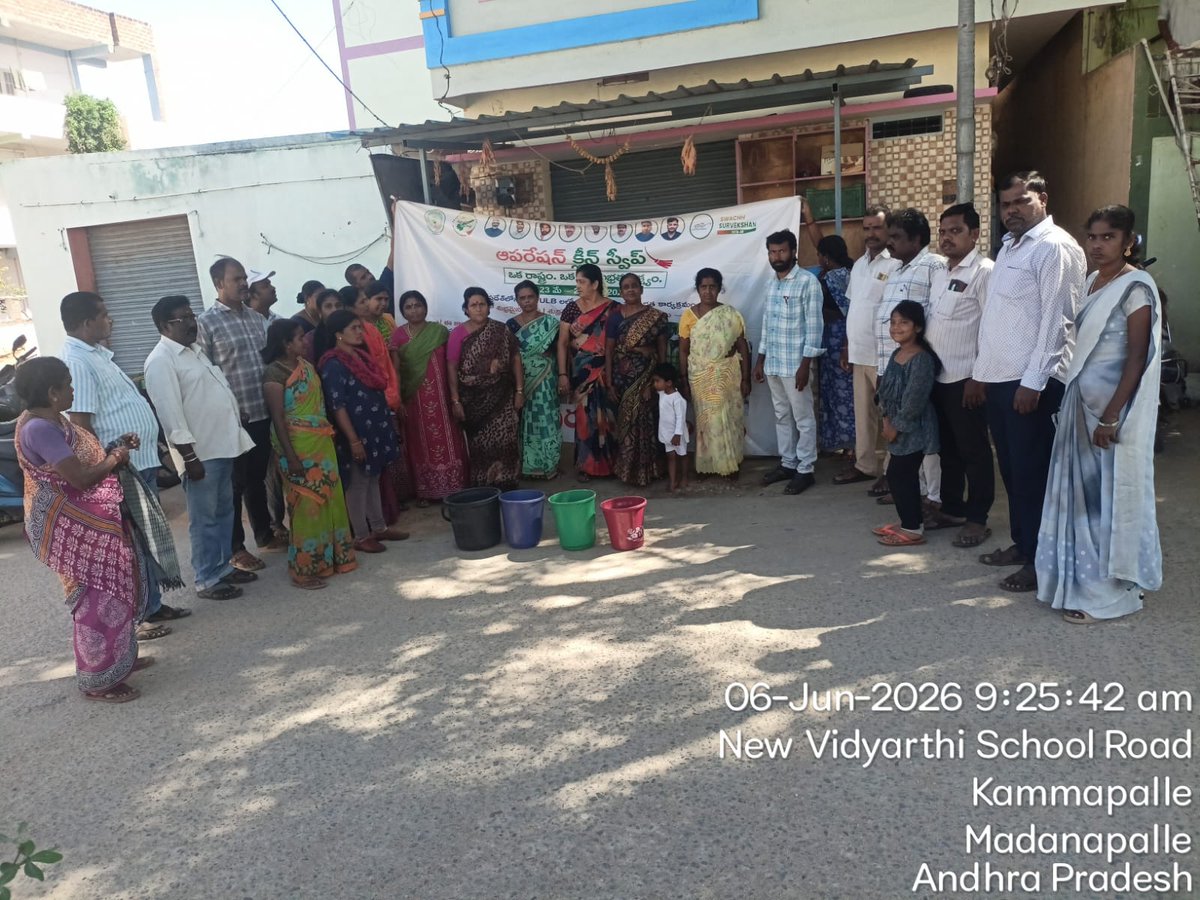 commissionermpl's tweet photo. Week 3 of Operation Clean Sweep commenced in Madanapalle with distribution of colour-coded bins and awareness campaigns on source segregation, encouraging households and establishments to adopt responsible waste management practices. 
#operationcleansweep
#cleanap https://t.co/lWz3yKe1Ob