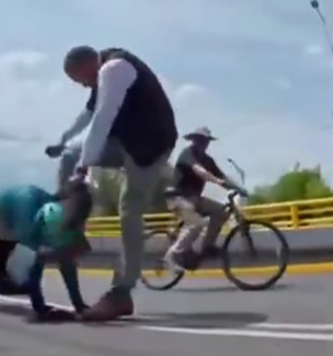 ragf18's tweet photo. @sergemex1985 el otro ciclista..jajajaja nomas viendo https://t.co/MSiHEiNIjZ