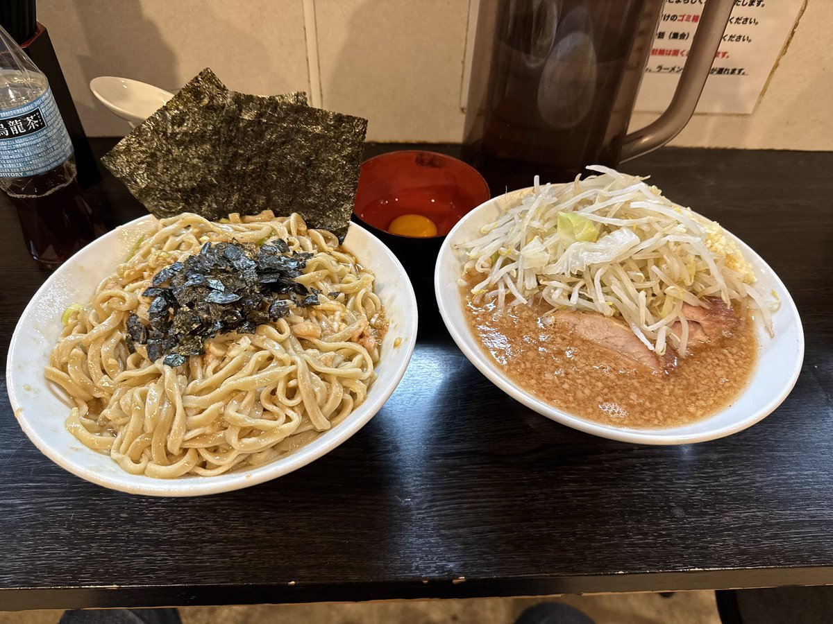 junchan_gesuko's tweet photo. 昨日の夜、豚星。
「傘がない　ヤサイニンニク＋生卵」
久しぶりの傘がない。ニンニクと油が絡んだ麺をそのまま啜るも良し、スープを潜らせて啜るも良し（個人的にはスープ潜らせるのが美味い😋）
生卵で味変して完食！お腹いっぱいだった🤣ご馳走様でした😊 https://t.co/Iqc4tjsJof