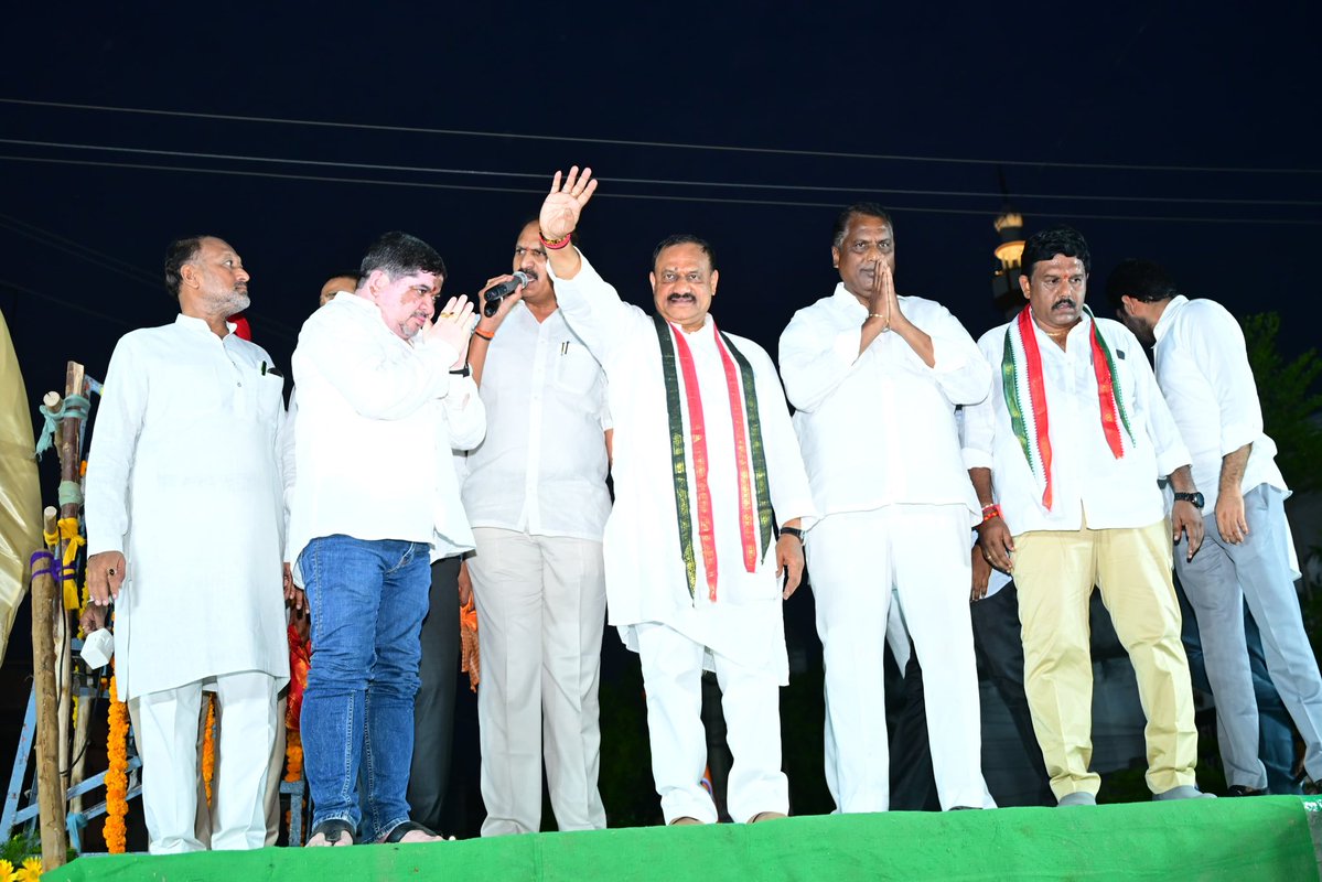 Bmaheshgoud6666's tweet photo. Grand Unveiling of Rajiv Gandhi’s Bronze Statue in Karimnagar

I had the privilege of unveiling the statue in the presence of BC Welfare Minister Ponnam Prabhakar ji , SC & ST Welfare Minister Adluri Laxman Kumar ji ,DCC President Medipalli Satyam ji ,Congress leaders, public representatives, and a large gathering of party workers.

Rajiv Gandhi’s vision transformed India through technological innovation, democratic decentralization, and a forward-looking approach to development. The installation of this statue stands as a tribute to his remarkable contribution to the nation and serves as an inspiration for future generations.