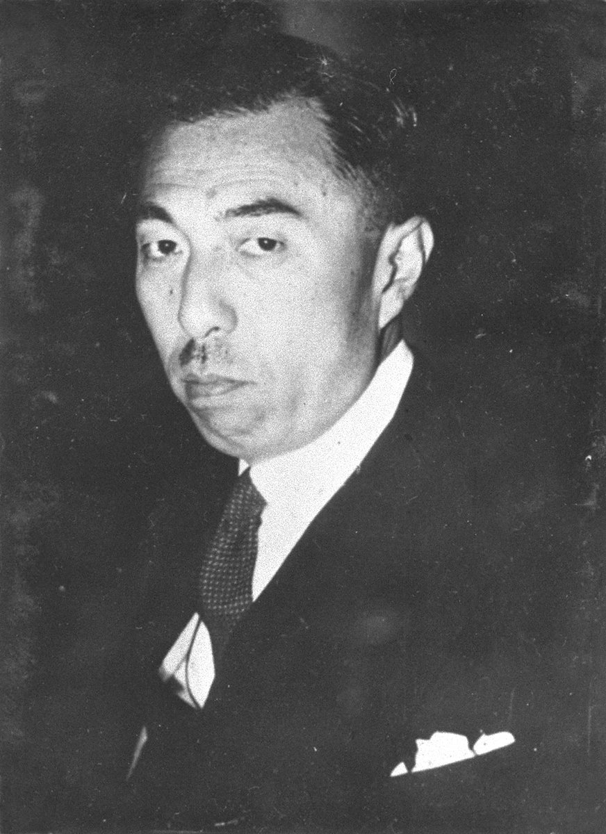 geohistoryjp's tweet photo. 内閣総理大臣の近衛文麿について。

1891年10月12日生まれ、45歳。

近衛家は、天皇家のすぐ下に位置する、日本で最も格の高い名門。古くから、天皇を補佐する摂政や関白を出してきた家柄だ。

文麿はその当主であり、貴族の階級では最高位にあたる公爵である。父は政界の重鎮だったが、文麿が12歳のときに死去。そのため少年のうちに、家と、父が遺した多額の借金を継いだ。

文麿は、これ以上ない名門の御曹司でありながら、若き日に社会主義へ深く傾倒している。

京都帝国大学では、有名な経済学者河上肇のもとでマルクス経済学を学び、その思想に共鳴した。学生時代にはオスカー・ワイルドの社会主義論を自ら翻訳して発表し、掲載した雑誌が発禁処分を受けたことも。

第一次世界大戦の後には、「英米本位の平和主義を排す」という論文を世に問うた。

戦勝国である���ギリスやアメリカに都合よく組み上げられた国際秩序を、日本のような後から伸びてきた国の立場から正面から批判するものだった。

その後は、皇族や華族たちで構成される議会である貴族院に身を置き、ついにはそのトップである議長にまで上り詰めている。

180センチを超える長身に、貴公子然とした端正な風貌。最高の家柄と高い学歴を備え、しかも政党にも軍部にも染まっていない。

その新鮮さから、近衛は早くから国民的な人気を集め、次の総理大臣と待ち望まれてきた。