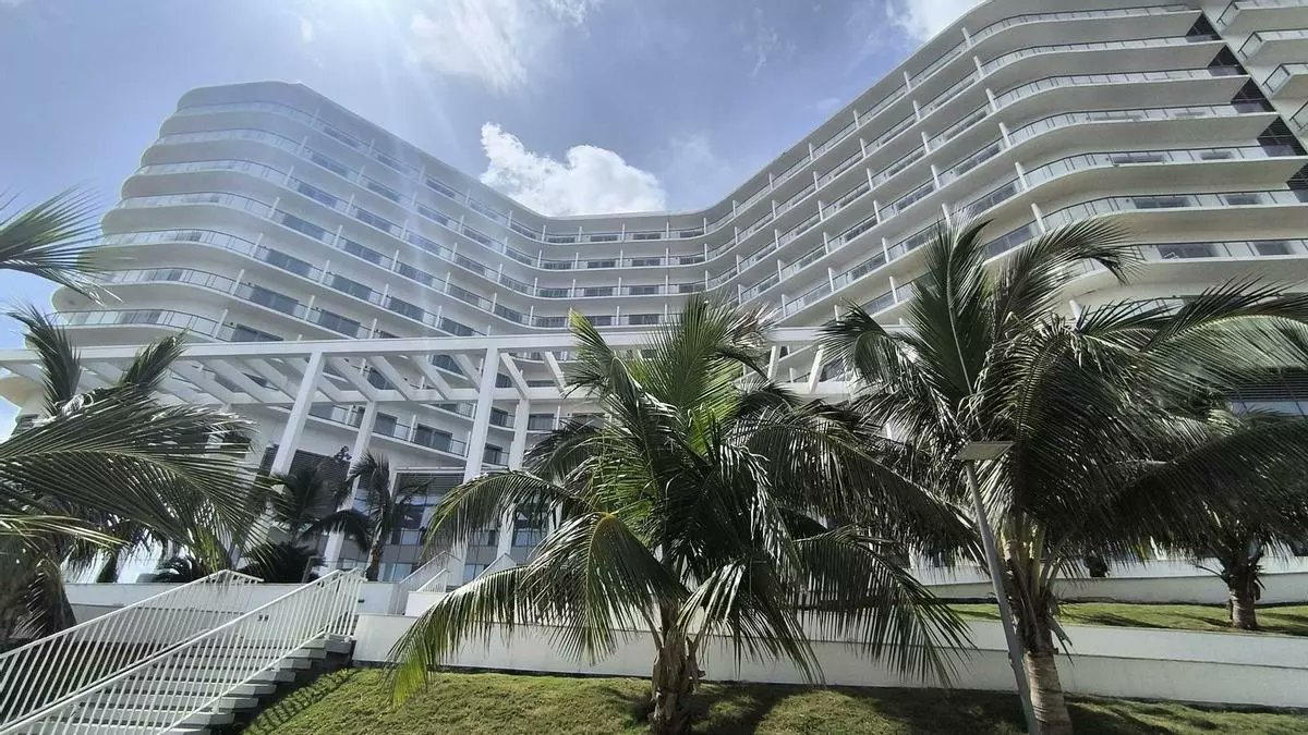 TheCubanHistory's tweet photo. TODAS LAS HOTELERAS EXTRANJERAS, incluyendo la rusa, se retiran de Cuba, pero queda un recalcitrante.

Leer Mas Oprimiendo Aqui> https://t.co/6lY2EBthDE...

ALL FORElNG hotel chains—including the Russian one—are withdrawing from Cuba, but one holdout remains. PHOTOS. https://t.co/u2cTWIhHaW