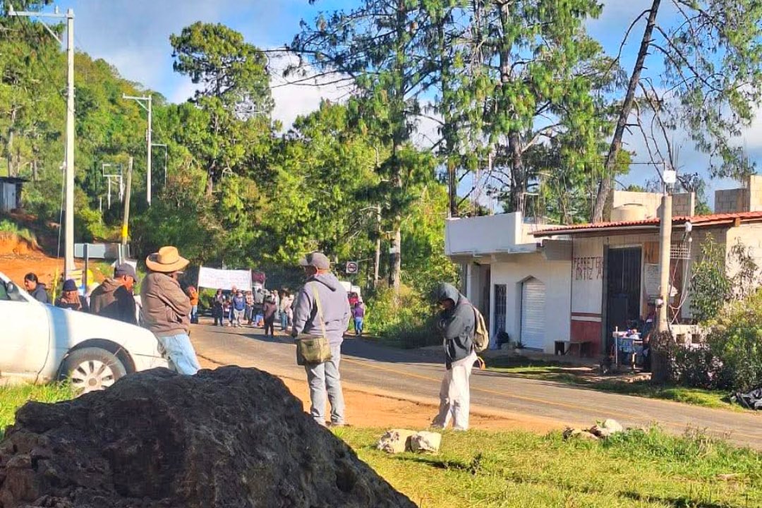rioaxaca's tweet photo. #Oaxaca Cumple una semana bloqueo en Tlaxiaco.

Por: Héctor Bautista Mayrén (@HBMayren )

Habitantes de San Miguel del Progreso, encabezados por su Agente Municipal, bloquearon por séptimo día consecutivo el kilómetro 89 de la carretera federal 125, donde se ubica el acceso hacia su comunidad.

Los manifestantes de San Miguel del Progreso le exigen al Presidente Municipal de Tlaxiaco, Jorge Octavio Hernández Martínez, los recursos económicos correspondientes a su obra priorizada del ejercicio fiscal 2026. El objetivo de los pobladores es construirla mediante administración directa.

Ante la afectación a la circulación vehicular, la Secretaría de Gobierno convocó en dos ocasiones al Presidente Municipal y a los inconformes a una mesa de trabajo en la Subsecretaría de Fortalecimiento Municipal.

Sin embargo, en ambas ocasiones solo acudió el Presidente Municipal. Los manifestantes emitieron un comunicado rechazando la mesa de trabajo en la Ciudad de Oaxaca, al considerar que el diálogo debe llevarse a cabo en su comunidad o en la Presidencia Municipal de Tlaxiaco sin intermediarios.

En días pasados, el Presidente Jorge Octavio Hernández reveló que hace un año estuvo retenido en San Miguel del Progreso durante 13 horas y que  esta vez no está dispuesto a ser secuestrado.

Asimismo, en un video que grabó en la calle José Inés Dávila, en la cabecera municipal, Hernández Martínez dijo que si cede a chantajes y entrega el dinero, no podrá atender otras obras, como la rehabilitación de vialidades.

En el séptimo día de protestas, un grupo de habitantes de San Miguel del Progreso se trasladaron a la cabecera municipal para manifestarse en la Presidencia Municipal de #Tlaxiaco, reiterando sus peticiones de diálogo con el Presidente Municipal, así como los recursos económicos correspondientes a su obra priorizada.