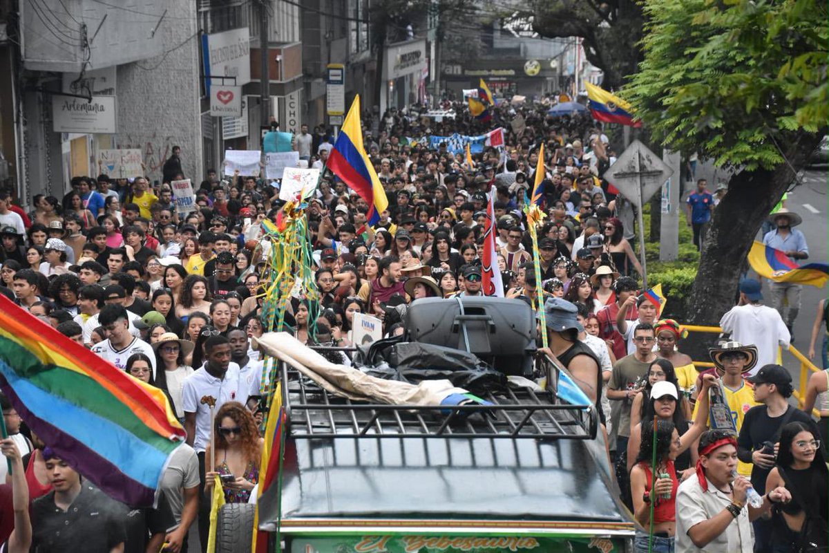 IvanCepedaCast's tweet photo. ¡GRACIAS, MARCHA CARNAVAL DE IBAGUÉ!

Por el agua y la Vida: https://t.co/VHtCXHdt7L