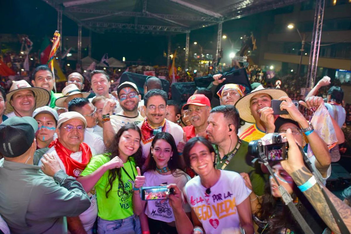 IvanCepedaCast's tweet photo. ¡GRACIAS, MARCHA CARNAVAL DE IBAGUÉ!

Por el agua y la Vida: https://t.co/VHtCXHdt7L