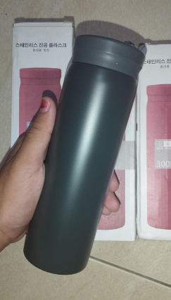 mochieesh's tweet photo. gess bantu aku abisin barang di kos yuu, ada tumblr 300ml belom kepake samsekk Rp. 15.000 aja bisa pakai shopee yaa. Harga aslinya masih 50an https://t.co/REC4tKhek2