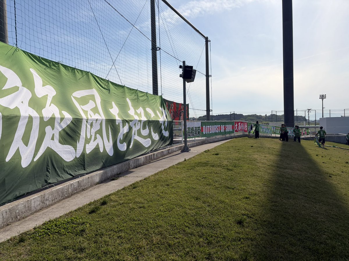 vanrauresapo128's tweet photo. 【あすのFC今治戦・横断幕事前掲出】
掲出可能時間：9:50〜10:25
（ホーム・ビジター共通）

ホーム戦の始まりは横断幕掲出から！個人幕の持ち込みも大歓迎です。八戸ゴール裏を幕で盛り上げろ！気軽にご参加ください🙌

この後は
➡️八戸選手出迎え（10:45〜50頃） https://t.co/fRmEGmPcdB