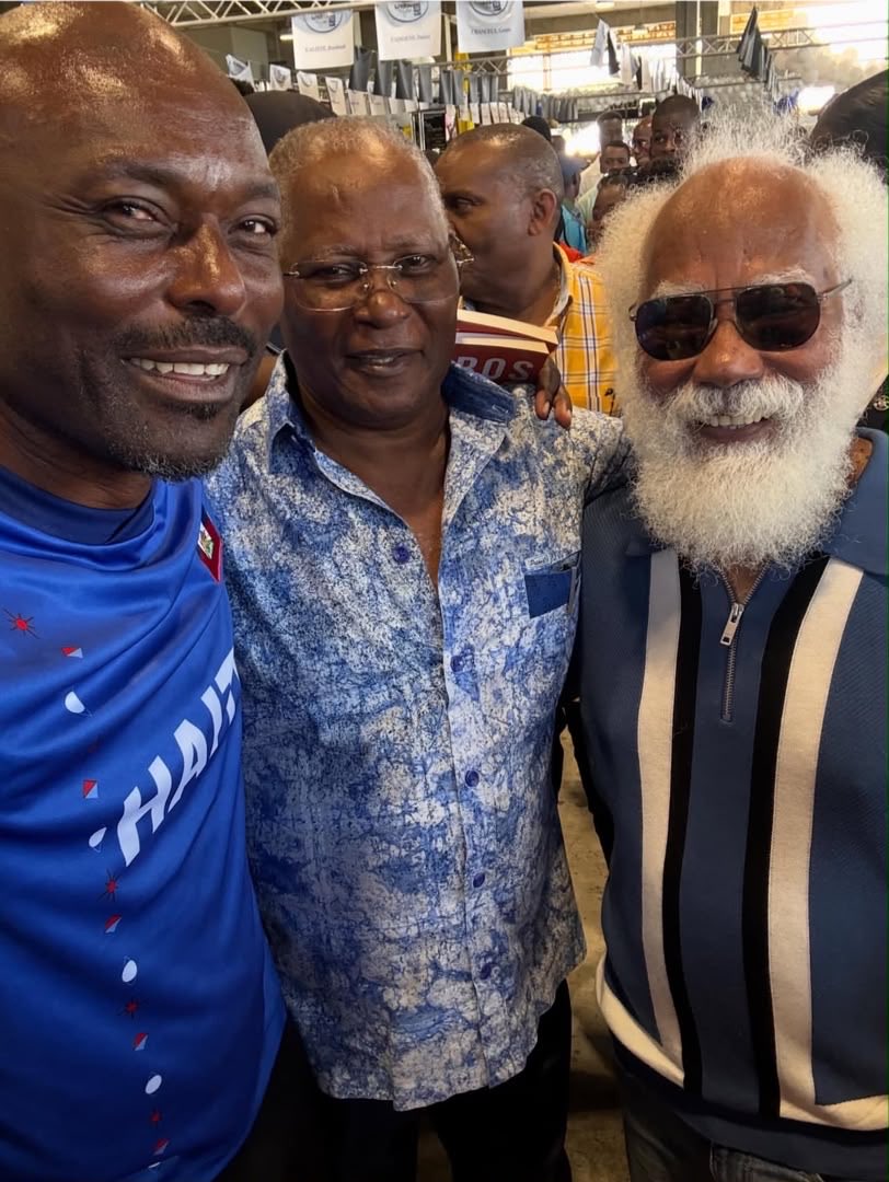 jocelermprivert's tweet photo. Heureux de retrouver deux grands amis et compatriotes : l’éminent acteur haïtien Jimmy Jean-Louis et Fred Brutus de  C3 Éditions￼. Un moment de fraternité, d’échanges et de fierté autour du talent et de l’engagement qui font rayonner Haïti.
#LivresEnFolie
#retrouvailles https://t.co/A3tvAwIJte