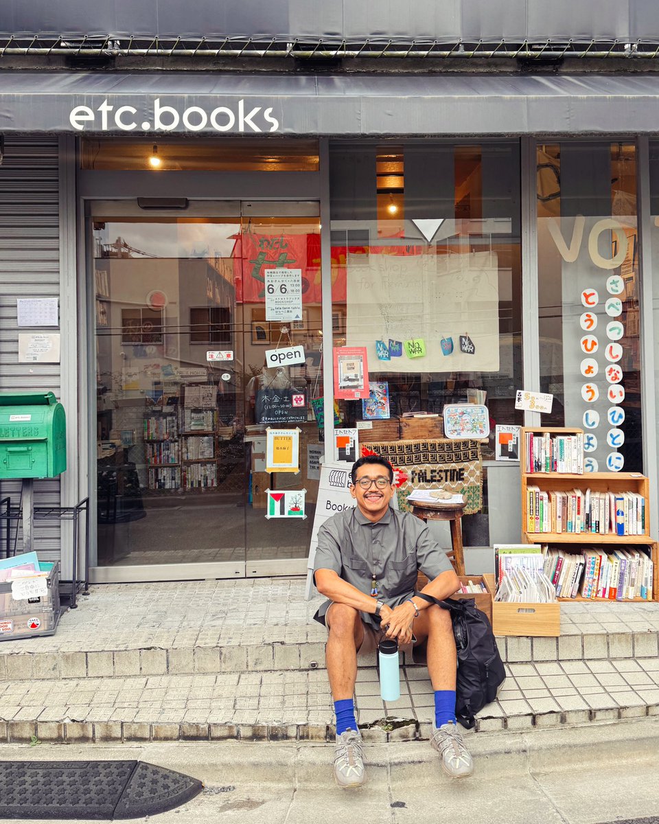 sebuahruanggila's tweet photo. 15 menit jalan kaki dari daerah gaul Shimokitazawa, bisa ke toko buku feminis ini. Bertemu dengan salah satu pemilik, baru tahu kalau Sayaka Murata kurator buku disini, lalu membeli merchandise yang gemas! Senang! https://t.co/ZGsI18uVVk