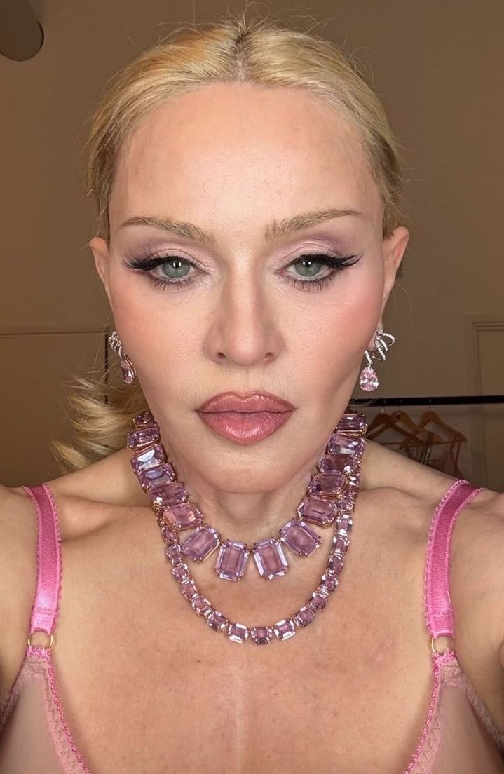 reiinvention's tweet photo. Eu comprei um colar Swarovski da Madonna, foi 28 reais na shein, estarei igual a motha na festa de lançamento, aqui vai um spoiler https://t.co/5Bu3VAvSeY