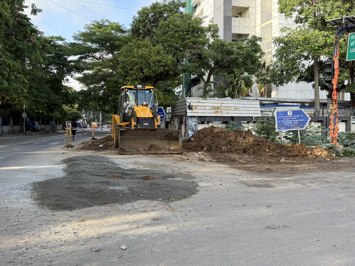 rahulporal's tweet photo. @bwssbchairman @GBA_office @BCCCofficial @Namma_Bengaluru More digging in this road. That cut has been made on a recently laid road. God know when @GBA_office @BCCCofficial will finish it at this rate. This is prime Indiranagar at the end of 12th main and this is the condition it is in. https://t.co/T0U5oU7TgO