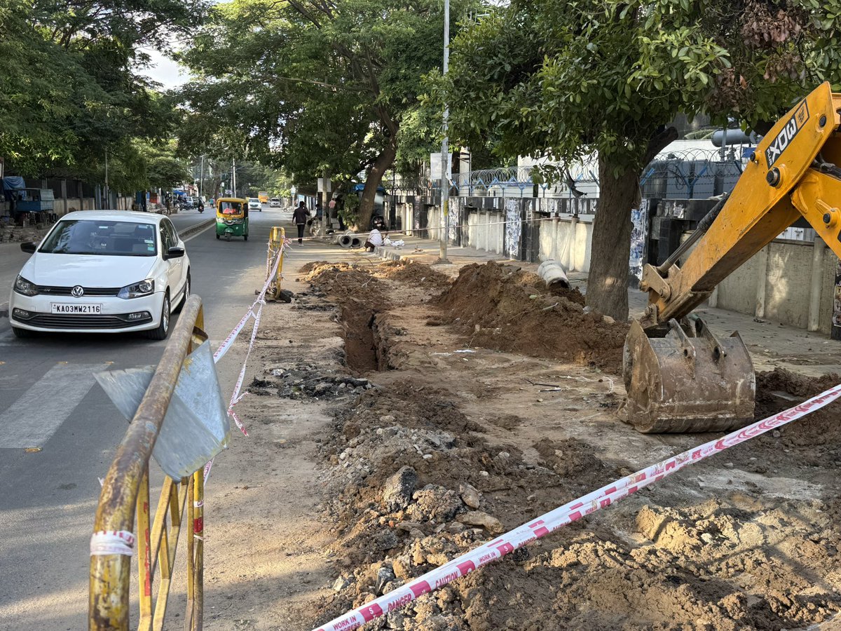 rahulporal's tweet photo. @bwssbchairman @GBA_office @BCCCofficial @Namma_Bengaluru More digging in this road. That cut has been made on a recently laid road. God know when @GBA_office @BCCCofficial will finish it at this rate. This is prime Indiranagar at the end of 12th main and this is the condition it is in. https://t.co/T0U5oU7TgO