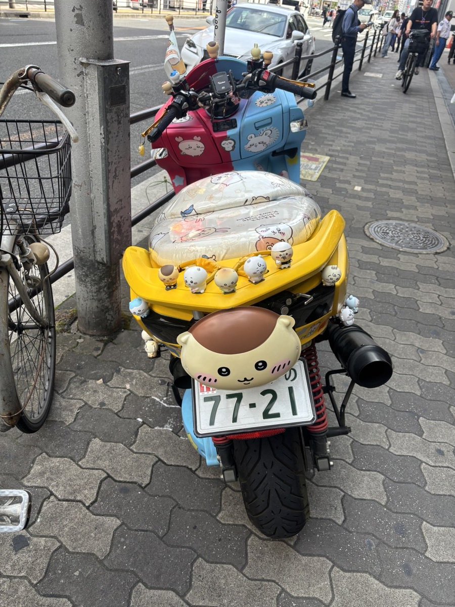 blue_4WD's tweet photo. ドンキ梅田店前に
ちいかわ痛バイク発見😁
写真撮らせて頂きました。
ありがとうございます😭 https://t.co/IbgLbedAO1