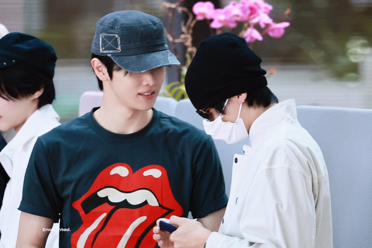 maheetdda's tweet photo. 안붙어있으면무슨일일어나?아니잖아뭐하냐고 https://t.co/DyatxvEwLl