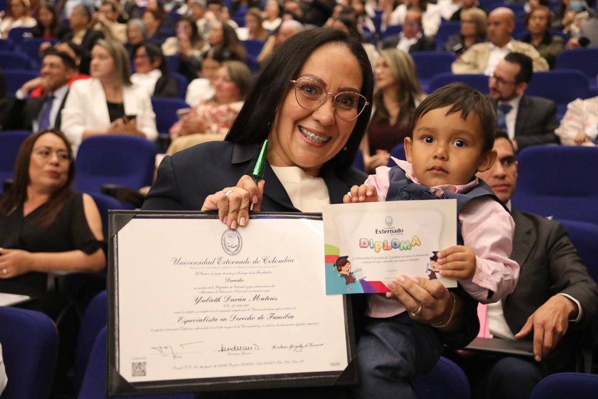 AngelaMaria29's tweet photo. 59 comisarias y comisarios de familia provenientes de los municipios más grandes, pero también de los rincones más apartados de Cundinamarca @CundinamarcaGob se graduaron de la Especialización en Derecho de Familia de @UExternado https://t.co/EBjkPlj8s0