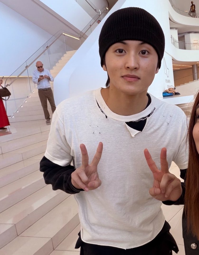 thesalee3's tweet photo. ในอนาคตหากศิลปินค่าย upper room ปล่อยเพลงปล่อยอัลบั้ม ขอวอนทุกคนช่วยกันซื้ออัลบั้มกับสตรีมเพลงให้ท่านหน่อยนะคะ ท่านจะได้เอาไปซื้อเสื้อตัวใหม่นะคะทุกคน ㅠㅜ https://t.co/bKqrmMTFeb