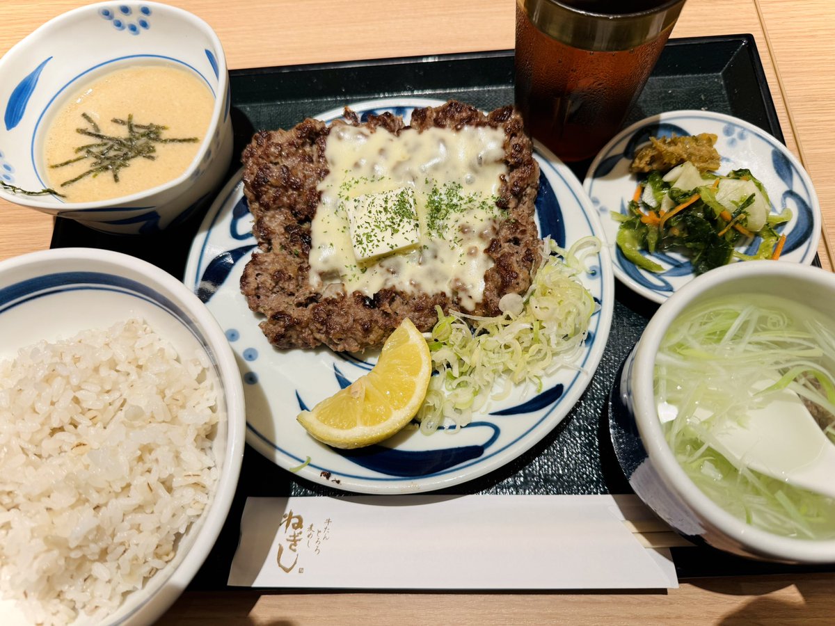 psychede1999's tweet photo. TikTokで知って食べてみたくなり…

新宿・歌舞伎町に在る『ねぎし』にて
牛タンを使ったハンバーグ
「がんバくん・レギュラー」に
「チーズ」をトッピング。

こちらのメニューは
東京と神奈川の
一部の店舗のみ限定で扱ってる逸品。

https://t.co/tqe4CBtgoi

麦飯はおかわり自由だし
美味かった！ https://t.co/RzAL5H2iS5