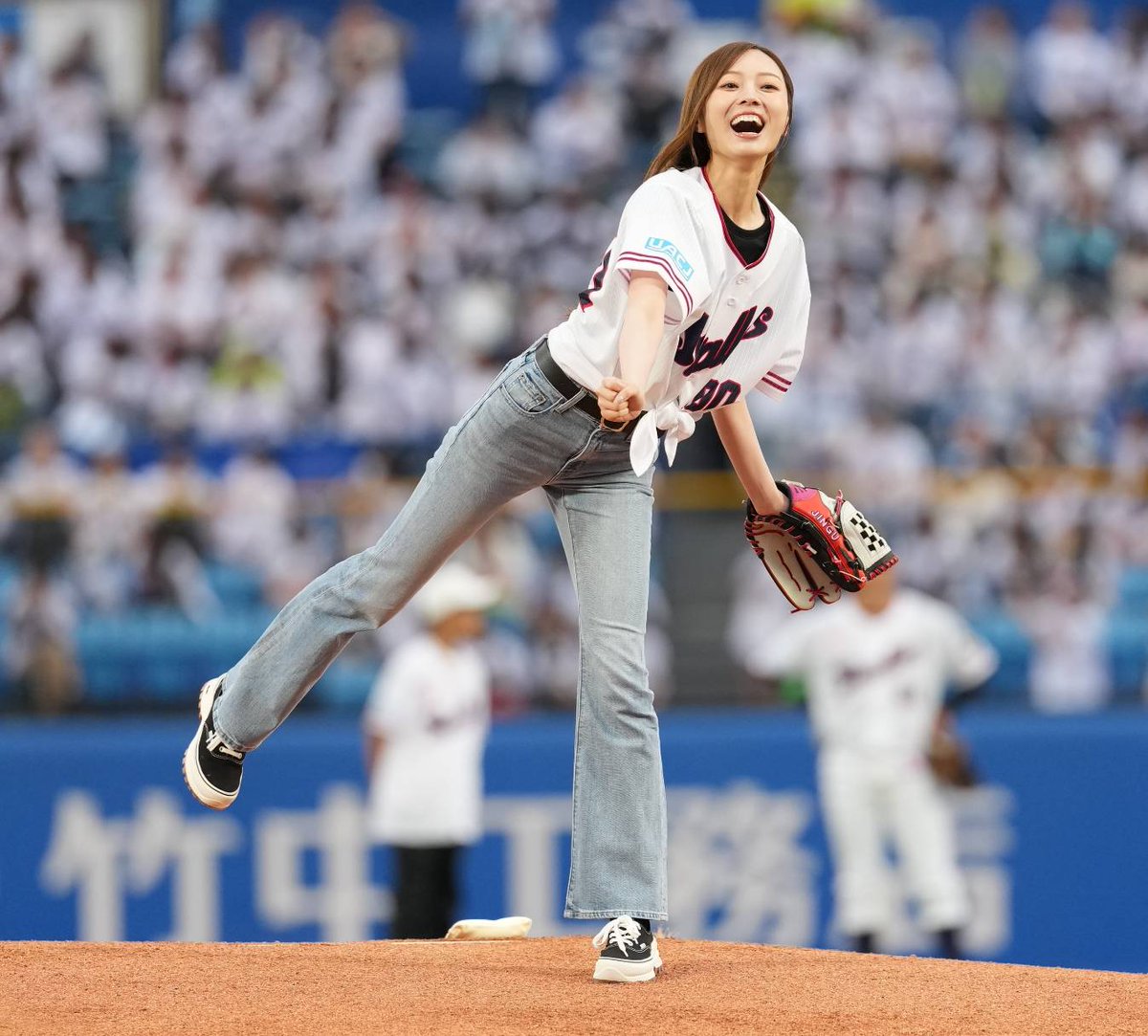 papiyonkun2's tweet photo. 元乃木坂46梅澤美波さん、始球式に登場で話題に！

細すぎて心配になるくらい可愛いwww https://t.co/maYk9U4532