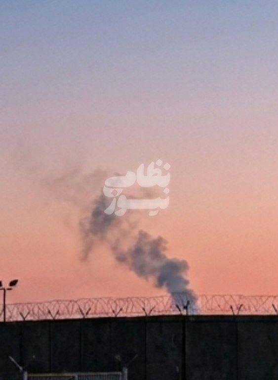NEZAMINEWS_IR's tweet photo. 🚨 #فوری 🚨 سیـلـی صبحگاهی ایران به آمریکا 🚀

برخورد موفق موشــک های ایران به پایگاه آمریکا؛
دود غلیظی از مقر ناوگان پنجم آمریکا در بحرین بلند می‌شود‼️

۱۶ خرداد ۱۴۰۵ https://t.co/TkJI0kEgf8