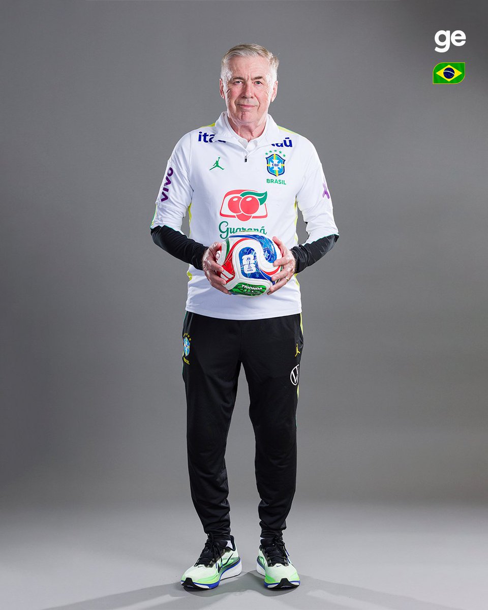 geglobo's tweet photo. 🇧🇷 Carlo Ancelotti posa para as fotos oficiais da FIFA da Copa do Mundo de 2026.

📸 Getty Images

#ge2026 #futebol #seleçãobrasileira https://t.co/HJI8tvtXoM