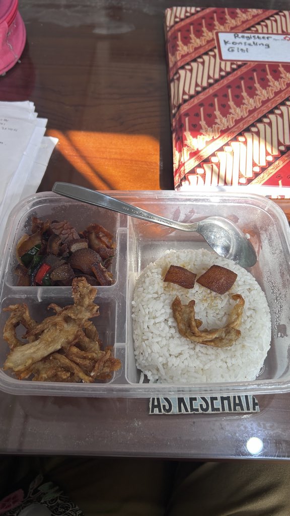 bubuAB123's tweet photo. Enak banget sih masakanku aaaa (apresiasi dirisendiri)
Makasih suamiku sudah dibantu atakin bekal ehehe https://t.co/v8IAlJ8jgo
