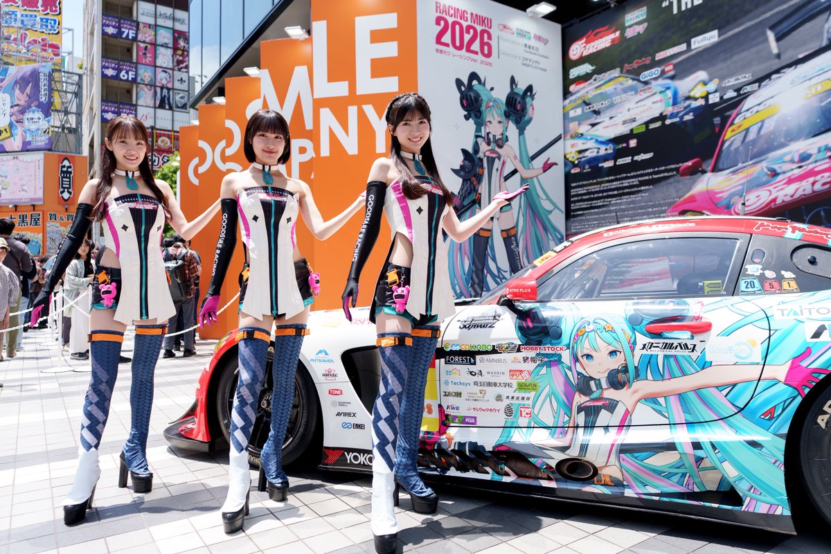 goodsmileracing's tweet photo. ボンネットや後ろの壁面のレーシングミクと同じポーズをしてみました📸

(え)#fightgsr #SUPERGT #グッドスマイルフェス https://t.co/opZ4gNk15Y