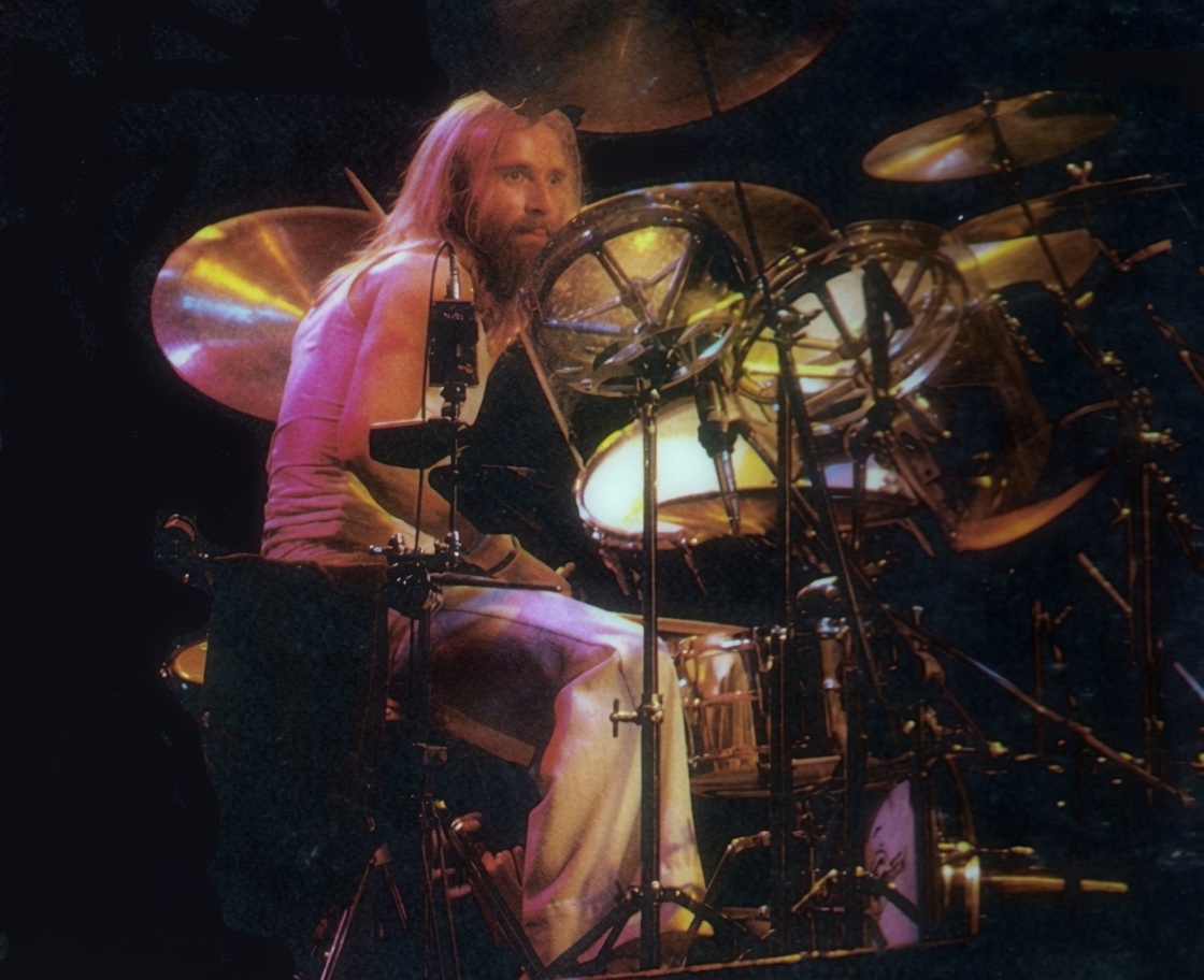 joserael's tweet photo. 1/2) June 6, 1977. The iconic photo of #PhilCollins on drums, which also appears in "Seconds Out," was taken by #RobertEllis during the concert at Berlin's Deutschlandhalle, @andreatx_tto @LisaB83310282 https://t.co/lOMKfdU1BV