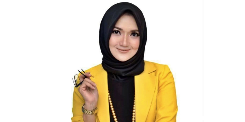 dimarsasongko98's tweet photo. Lindsey Afsari Puteri. Kader Golkar. Wasekjen DPP Golkar. Nyaleg berkali-kali, tak pernah lolos.

Kini: Tenaga Ahli Utama KSP Kedeputian III — mengawal program prioritas nasional, termasuk Makan Bergizi Gratis (MBG).

April 2026, ia hadir di rapat koordinasi MBG dan berkata:

"Fokus program MBG memastikan quality over quantity."

Sementara itu ,di program yang sama yang ia awasi:
a, Anggaran MBG 2026: Rp335 triliun , setara Rp1 triliun per hari
b. Transparency International menyebut MBG "dikepung risiko korupsi sistemik"
c. Pengadaan 21.801 motor listrik senilai hampir Rp2 triliun dipersoalkan — diduga mark-up 
d. Dirjen Anggaran Kemenkeu dicopot setelah dugaan pelolosan anggaran 
e. Kasus korupsi MBG kini disidik Kejagung

Seorang politikus yang tak pernah dipercaya rakyat lewat kotak suara kini duduk di istana mengawasi uang rakyat ratusan triliun.

Rakyat tidak memilihnya. Tapi rakyat yang membayar.