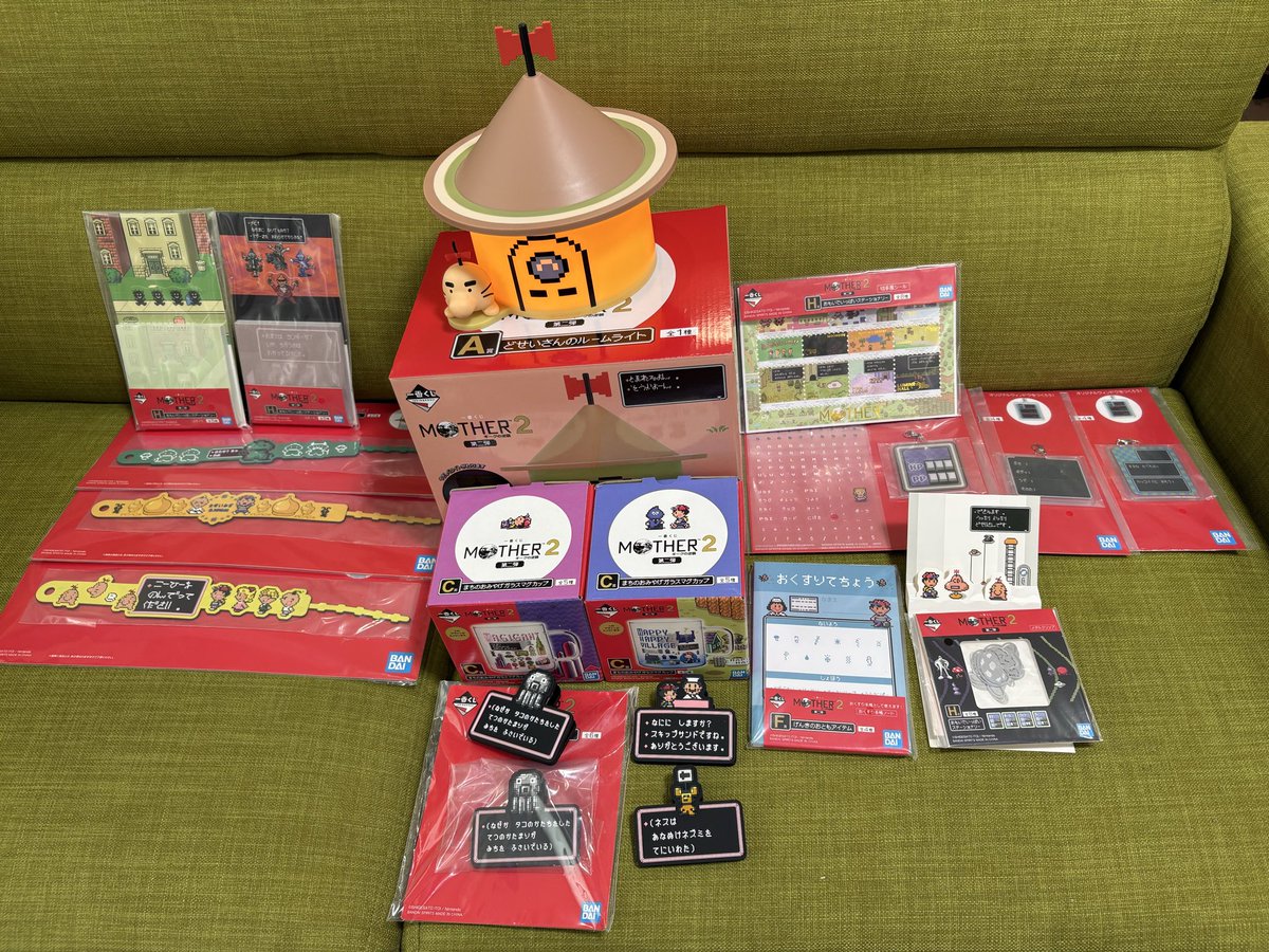 Moon_rabimaru's tweet photo. MOTHER2一番くじやってきました！！息子がいきなりA賞当ててびっくり。
欲しかったネームプレート、コップも手に入ったので嬉しい！
全部可愛いし実用性あるので、また引きたくなりますね。
切手風シールや、スターマンの栞もほぼ日手帳に挟んどこ笑 https://t.co/btnGV6iPDm