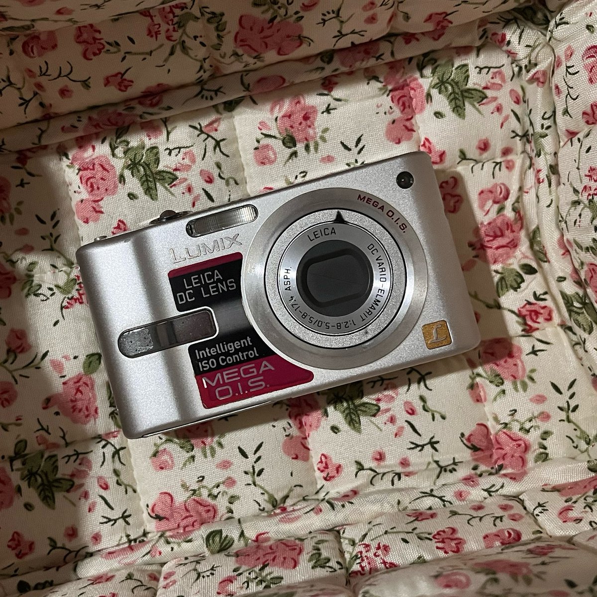 forborjuseyo's tweet photo. Lumix fx10 ✨ 
แฟลชได้ ซูมได้  เต็มระบบ ปกติall 💭🧘🏻‍♀️
* ตำหนิ จอย่นไม่ส่งผลกับรูป * 

🫸🏼 ได้กล้อง + แบต 🫷🏼

2490 พร้อมโอนลด คุยราคาได้
— ดูรูปกล้อง วิดิโอเพิ่มเติม เมนชั่น หรือ ฟอลก่อนเดมน้า ข้อความไม่ค่อยขึ้นค้าบ 🥺
 #กล้องดิจิตอลมือสอง  #กล้องดิจิตอลเก่า  #กล้องดิจิตอล https://t.co/FriFCnChcG