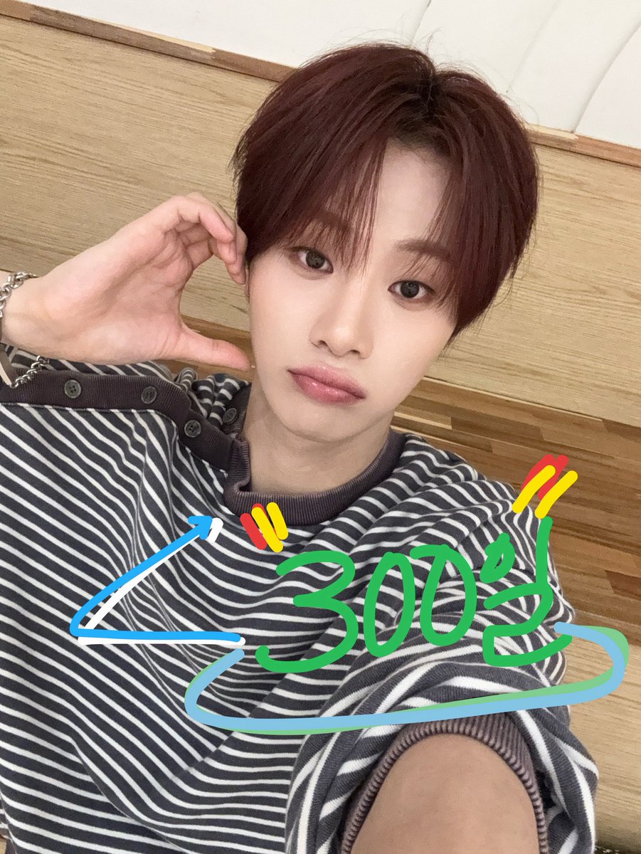luvvoon's tweet photo. 데뷔 300일 ㅊㅎㅎ ㅅㄹㅎ🩷🩷🩷 https://t.co/UVckhXREG9