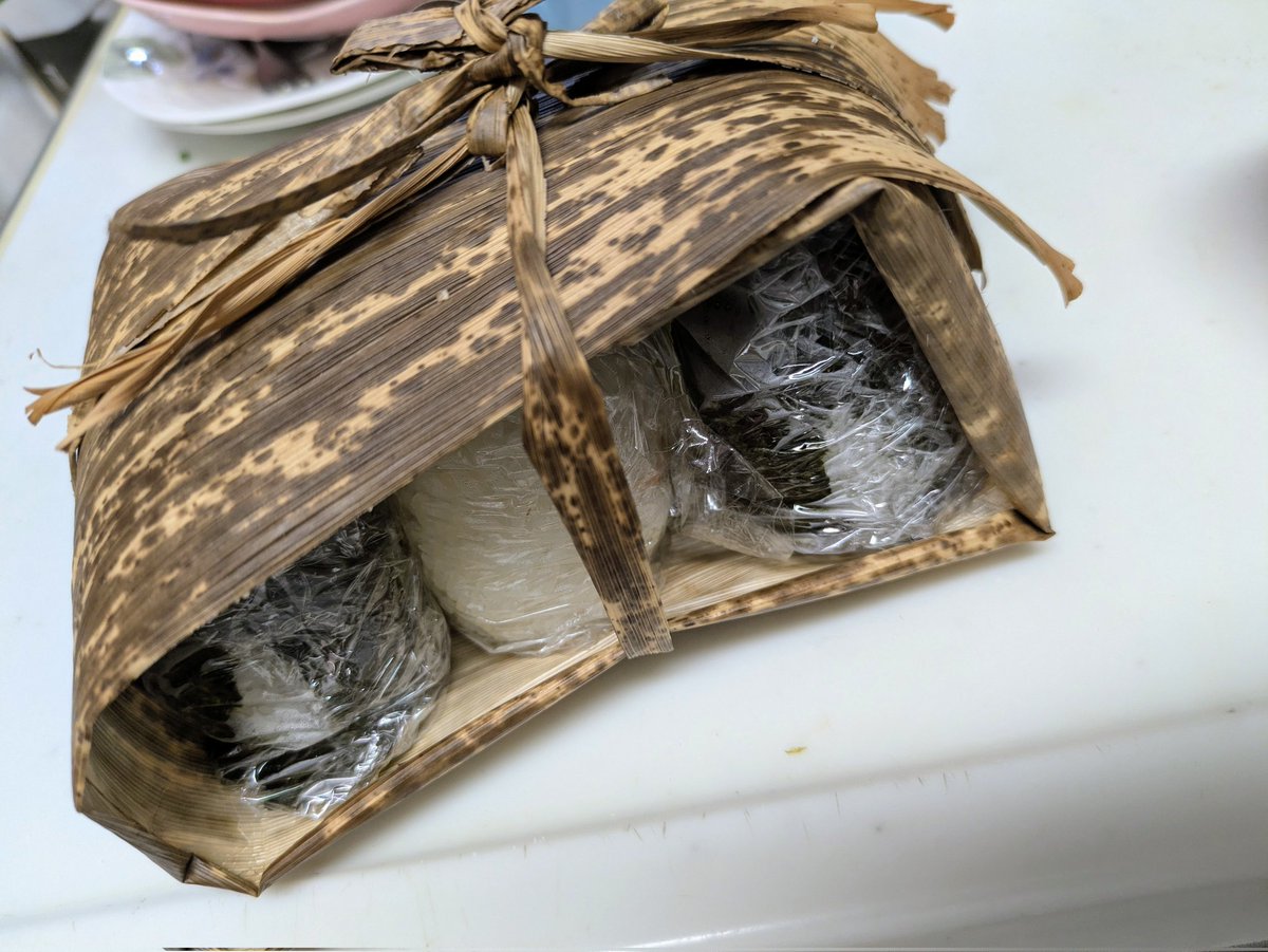 rumisa516's tweet photo. 昔ばなしに出てきそうな
おにぎり🍙弁当
 主人用😊
大河ドラマとか好きやから、テンション上がってた✨
捨てれる容器に卵焼きとか少しおかず作ったけど、メインはおにぎり🍙
しゃけ・梅・昆布と中身も和風 https://t.co/c70UdXLQwZ