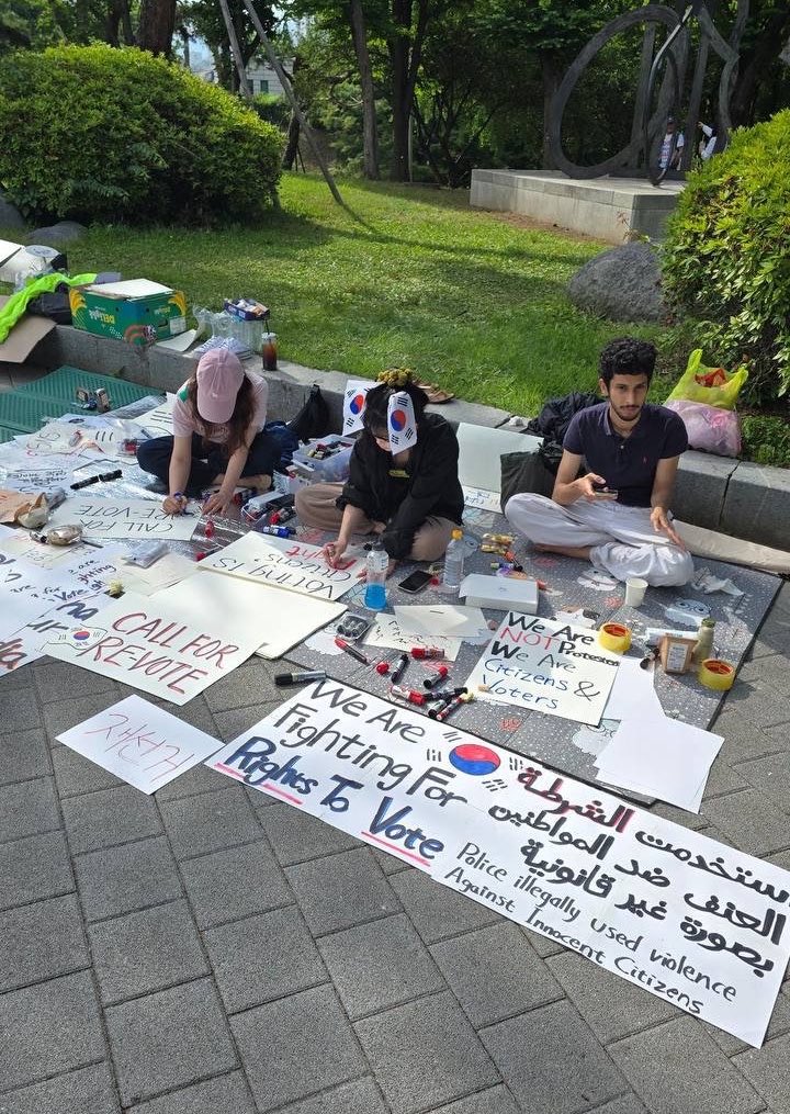VanessaBNews's tweet photo. ‼️ Signs being made in South Korea ahead of today’s protest. 
Lots happening. 
Stay informed here and with @DrFrankModels who is in Seoul. https://t.co/OoReGhpC7n