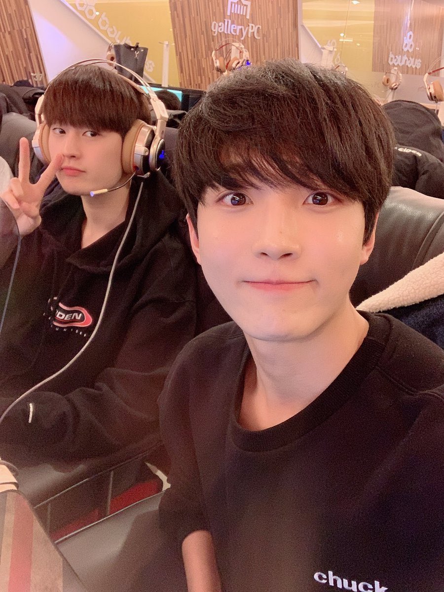 sunwarez's tweet photo. i know i should sleep but the voices in my head go https://t.co/7pEskGRn7K