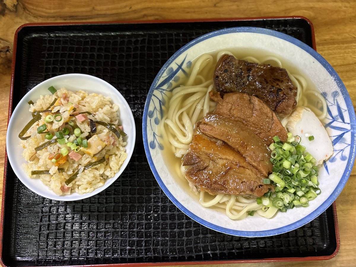 omalblog's tweet photo. 美ら海そば(中) 1050円
ジューシー 300円
肉が染み染み激甘で、結構好き
麺もスープも結構好みかも https://t.co/6tsCk560X7