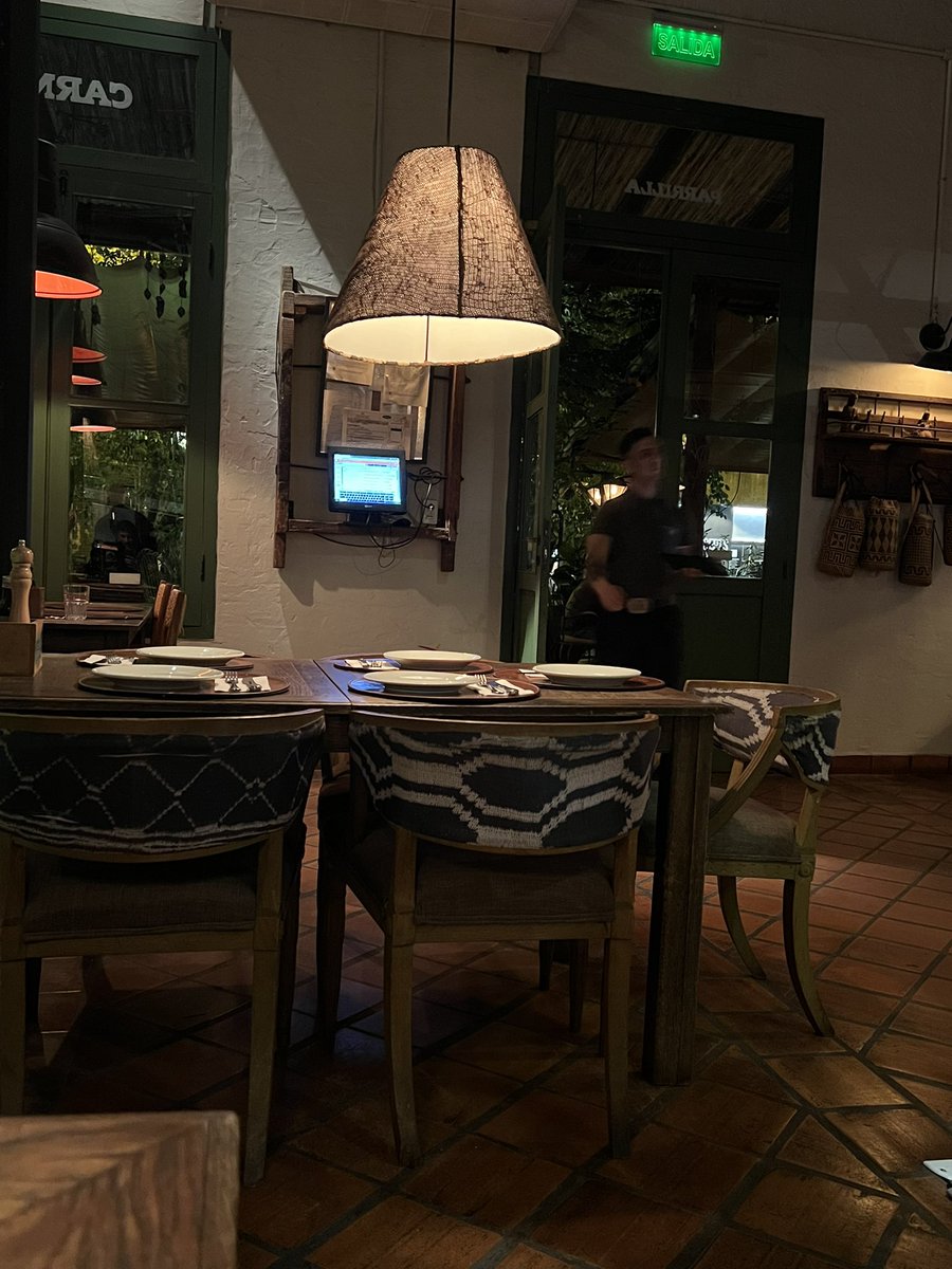 xirudamian's tweet photo. PATRIA: Apropiación cultural en “la cuadrita”

En la calle apropiada por emprendimientos privados publicitada como “la cuadrita” se encuentra el restaurante/parrilla Patria. https://t.co/RG4pfR9DtO