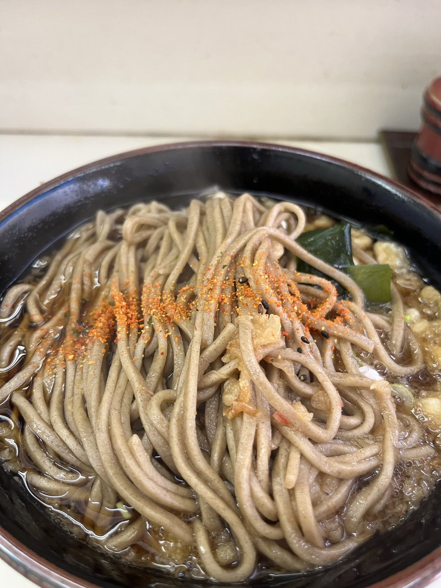 Polthm's tweet photo. 長寿庵@大久保 たぬきそば わかめ半分 ゆで卵
美味すぎる茹麺とツユを求めて
やや涼しげなこの日、アッツアツの丼を握りしめてそばとツユを頂きます
いやはや、最近のこちらの温ツユは抜群に美味いですね、唸るなぁこれ
極上の茹麺もひたすらに美味い
完飲完食でご馳走様でした
#長寿庵 #立ち食いそば https://t.co/5MYJPlgb7h