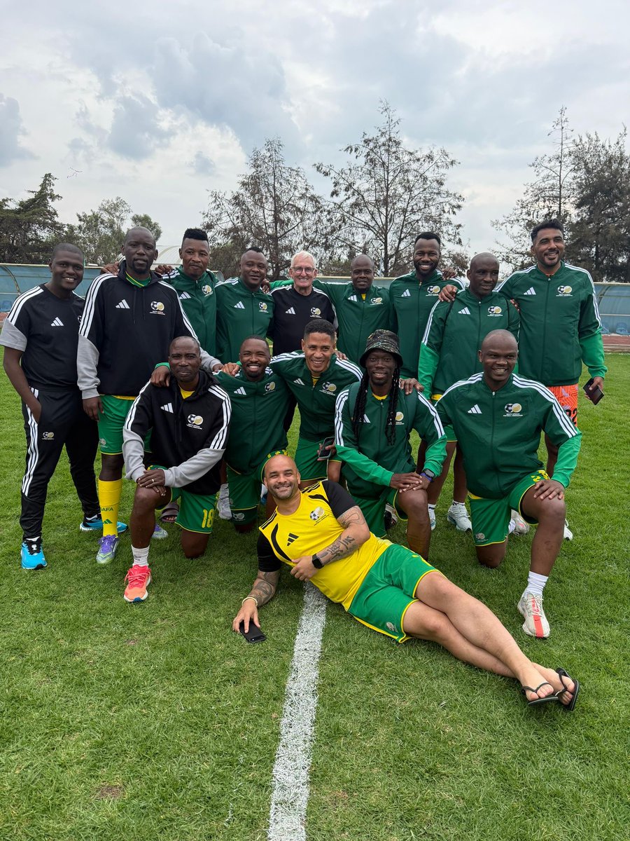 superjourno's tweet photo. 𝐒𝐀 𝐥𝐞𝐠𝐞𝐧𝐝𝐬 𝐚𝐭 𝐰𝐨𝐫𝐤 ⚽️🇲🇽

The 2010 World Cup squad finally get to work in Mexico ahead of their exhibition match.

COACH: Gordon Igesund https://t.co/fZSxtIkbWQ