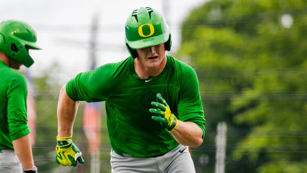 OregonBaseball's tweet photo. 𝐏𝐫𝐚𝐜𝐭𝐢𝐜𝐞 𝐃𝐚𝐲

Prepping for tomorrow's game 1 of the Austin Super Regional. #GoDucks https://t.co/1z0OGnyy2S