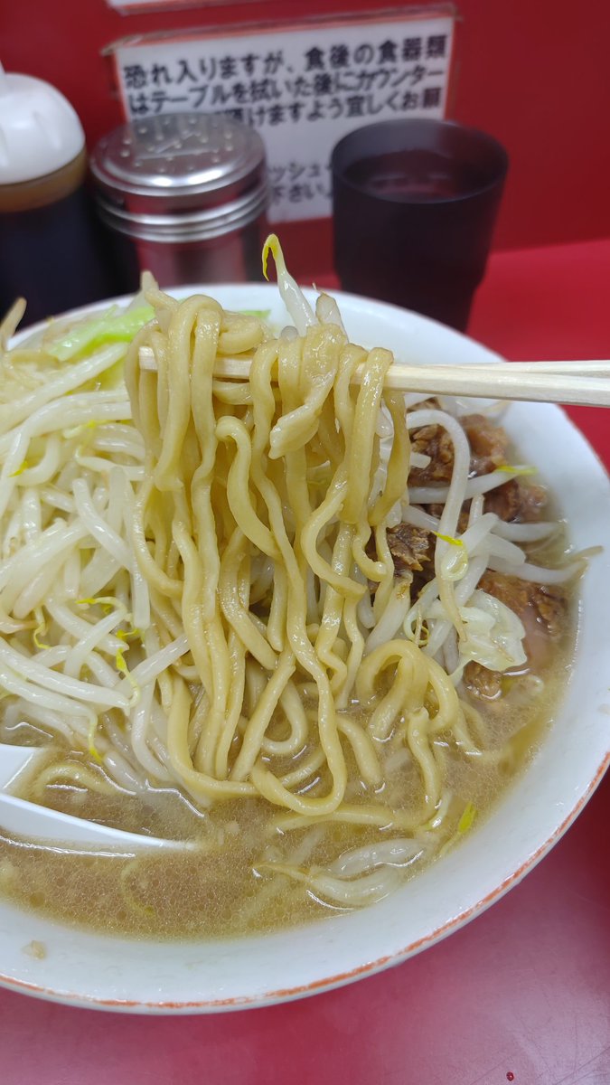 koneruto1's tweet photo. 26-36
#ラーメン二郎京急川崎
小豚Y2N¥1050
2年ぶり訪問ファーストロットで頂く
店主さん助手さんともお元気そう
券売機や腰板新しくなってたりするけど変わらない大好きなお店
相変わらず美味しいデロ麺にホロホロ神豚🐖言う事なし💯
ごちそうさまでした💕🙏 https://t.co/3O9XkR3Mvq