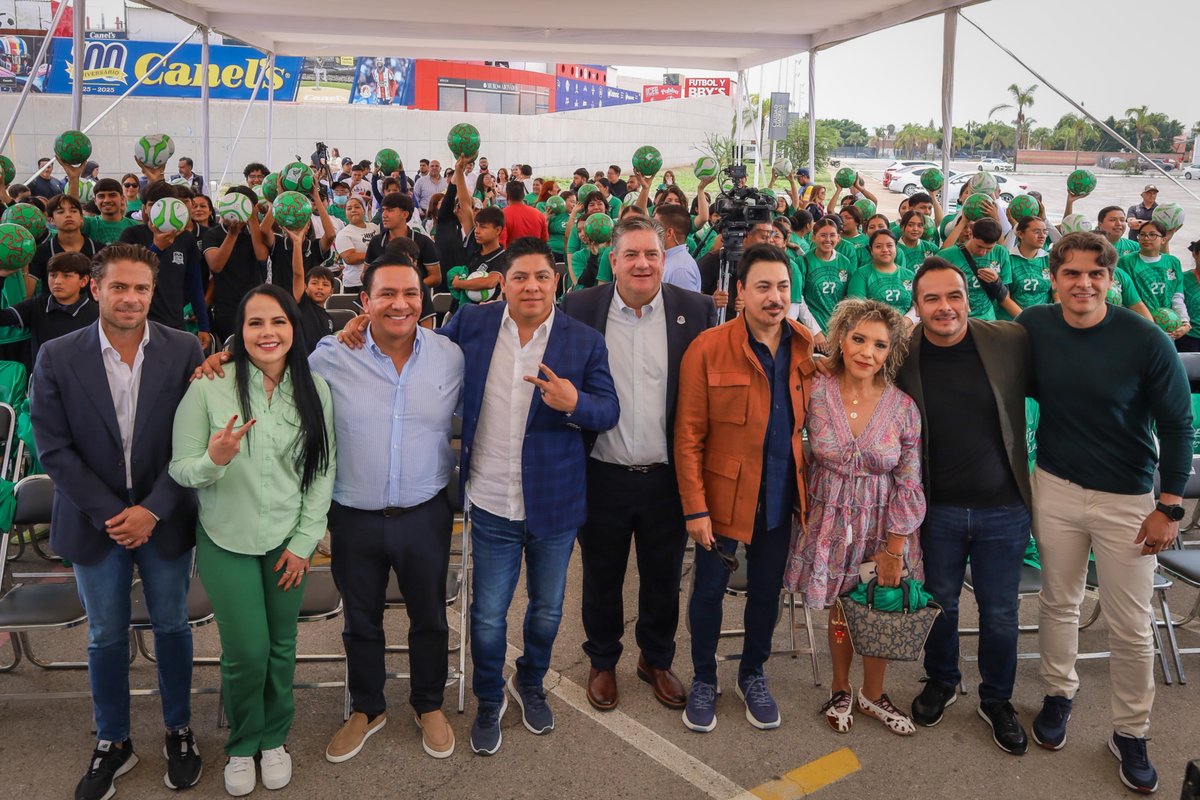 SLPFinanzas's tweet photo. 🏆 ¡La fiesta del Mundial se vive en San Luis Potosí!

La emoción del fútbol llega a nuestro estado para las y los potosinos. Se parte de esta gran celebración y vive la pasión sin límites.⚽️

#PotosíSinLímites #ElCambioQueSeVive #RGC #RicardoGallardo #RicardoGallardoCardona https://t.co/CSJHLfiMMX