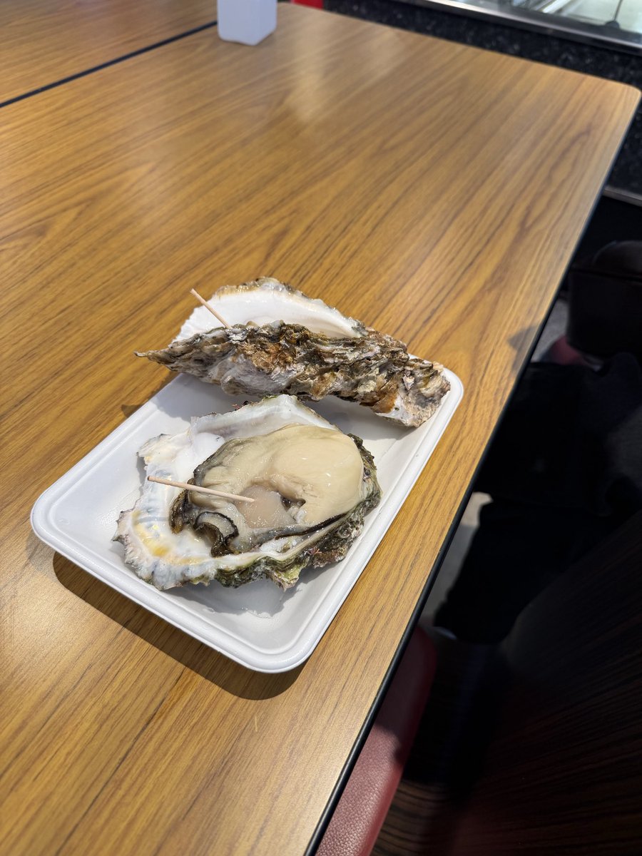 ubosora's tweet photo. 鳥取上陸！

いわがき生で初めて食べたけどめっちゃ美味い！！ https://t.co/LvdNlaYkit